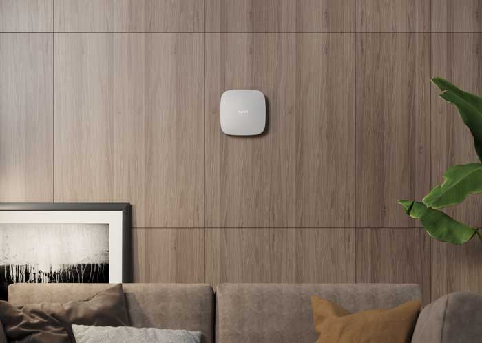 AJAX HUB Funkalarmanlage weiss im Wohnzimmer montiert